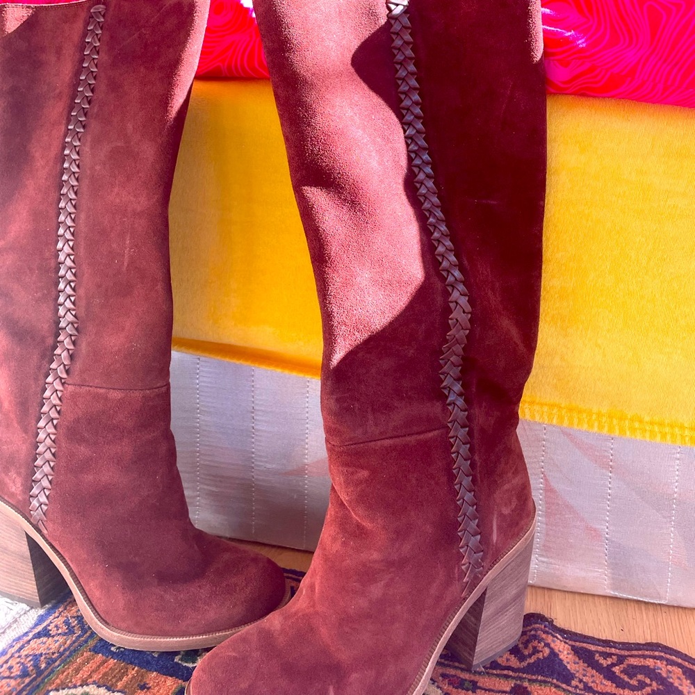 UGG knee-high boots in striking reddish brown leather - smashing fall look!
